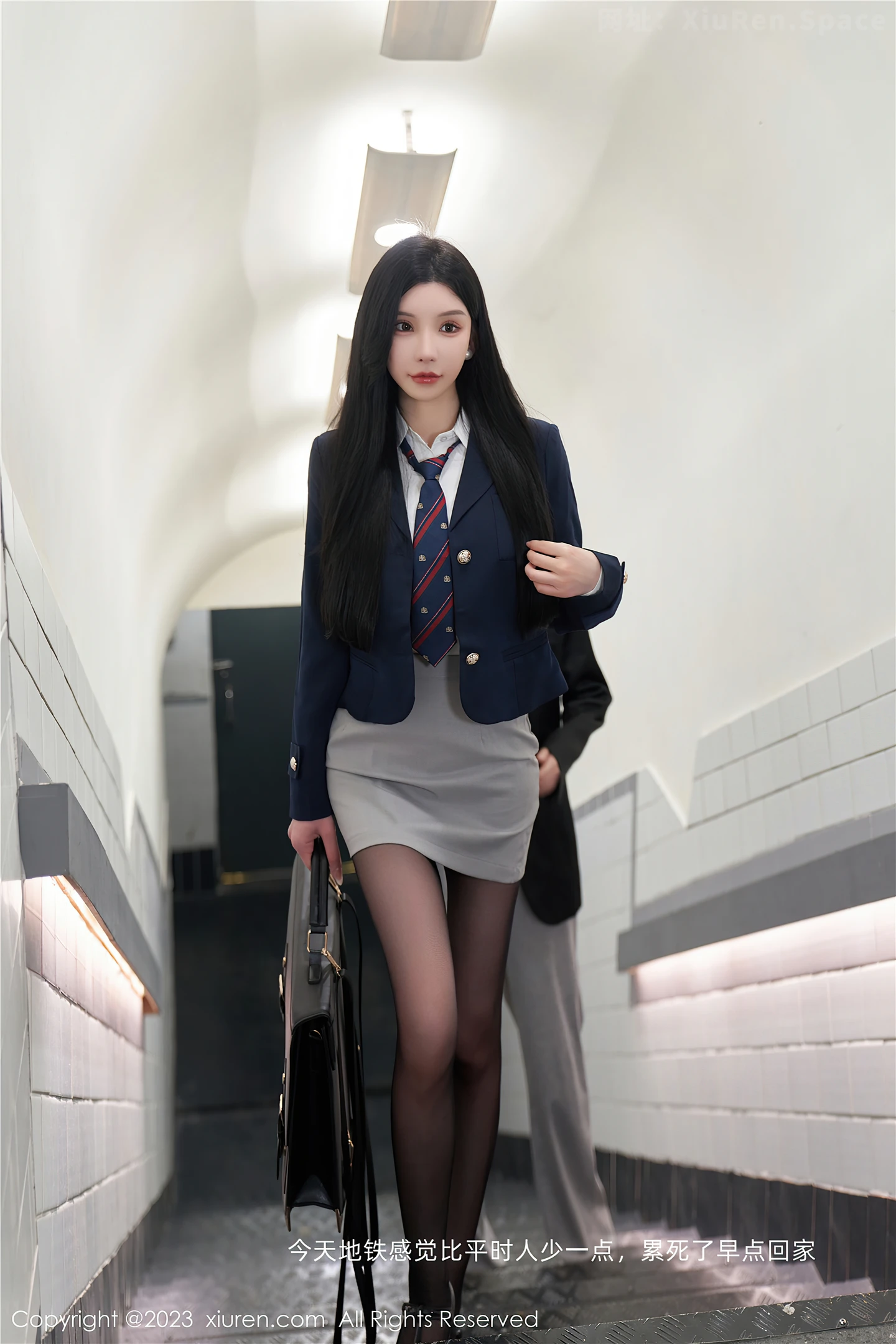 图片[2]-[XiuRen秀人网]VOL.7086 女神周于希Sally地铁场景性感白色内衣配超薄黑丝完美诱惑写真100P-秀人网官方网站